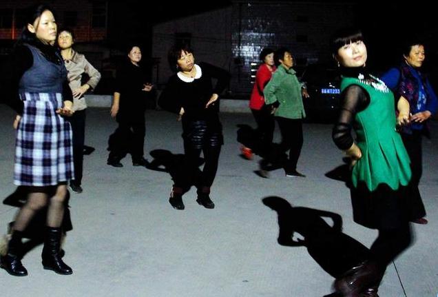 丈夫城里打工,农村留守妇女干这种事情,一点不比搬砖轻松!