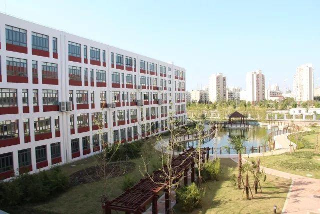 上海上师初级中学创办于2010年9月,毗邻美丽的浦江世博家园,浦江郊野