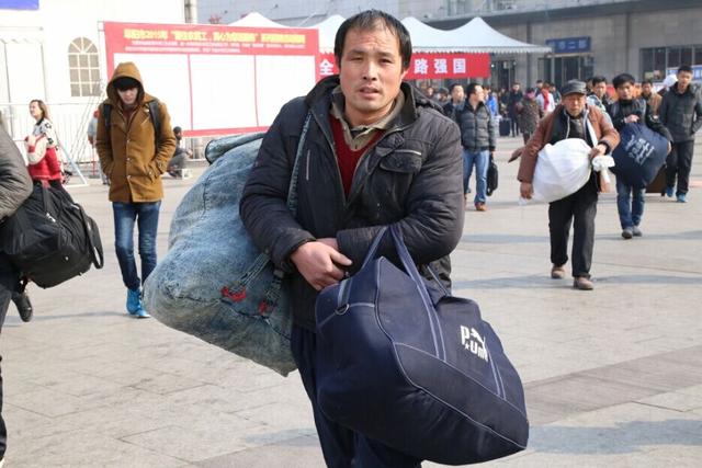 打工工资全部寄回家,五年后返乡与妻子团聚,推开房门我泪如雨下