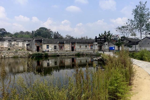 丁李湾村位于豫南山区的新县八里畈镇,丁李湾村始建于元末明初,以清代