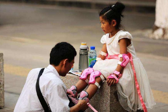 父亲醉驾被抓小女孩的举动让人心酸,印衬出一个家庭教育问题