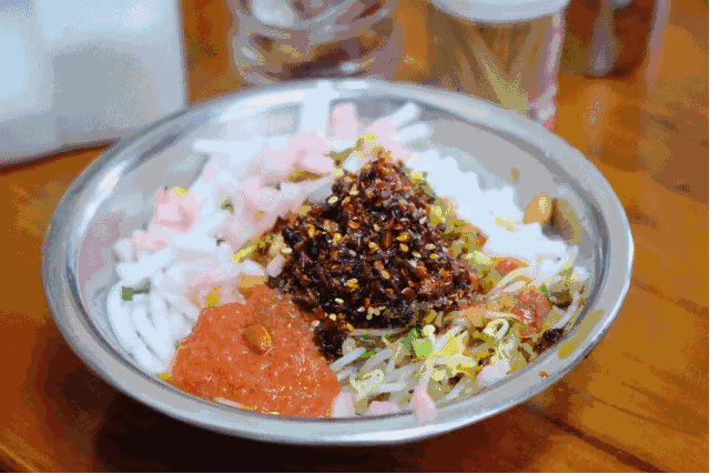 来来来,早餐来一碗贵阳素粉.