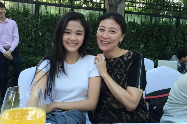 岳红在孩子还小的时候,就曾经分手了,并且没有再结婚,独自带着女儿