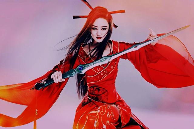 拿剑的女明星们,赵丽颖和angelababy在一样的背景反差这么大