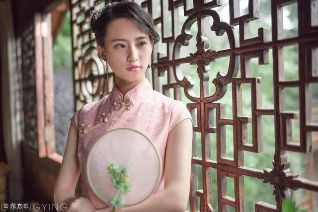 一阵微风起,几只灵燕,划过屋檐一角蓝空,是谁家的归燕?