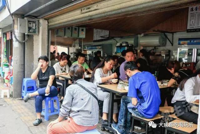 成都排队最多的苍蝇馆子 价格便宜 味道安逸