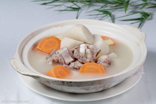 首先排骨炖山药,这个是标配了,非常家常了.