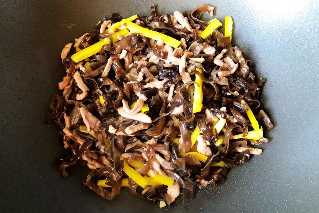 快给你的身体排排毒,黑木耳要经常吃,加上肉丝一起炒好吃又营养