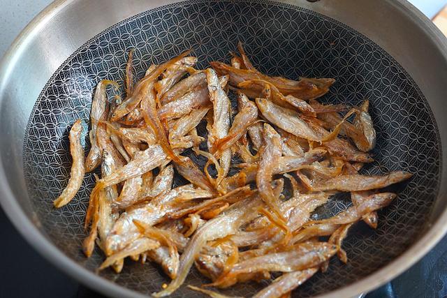 初秋炎热,没食欲别错过这道小菜,开胃又下饭,一碗米饭不够吃|咸鱼干