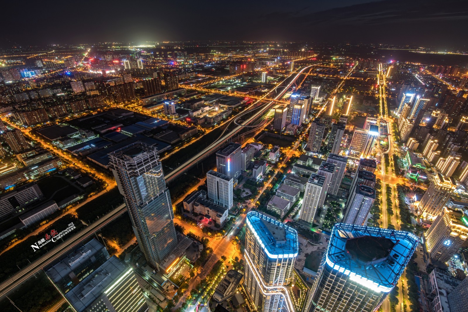 在350米西安第一高楼上鸟瞰大西安之夜!