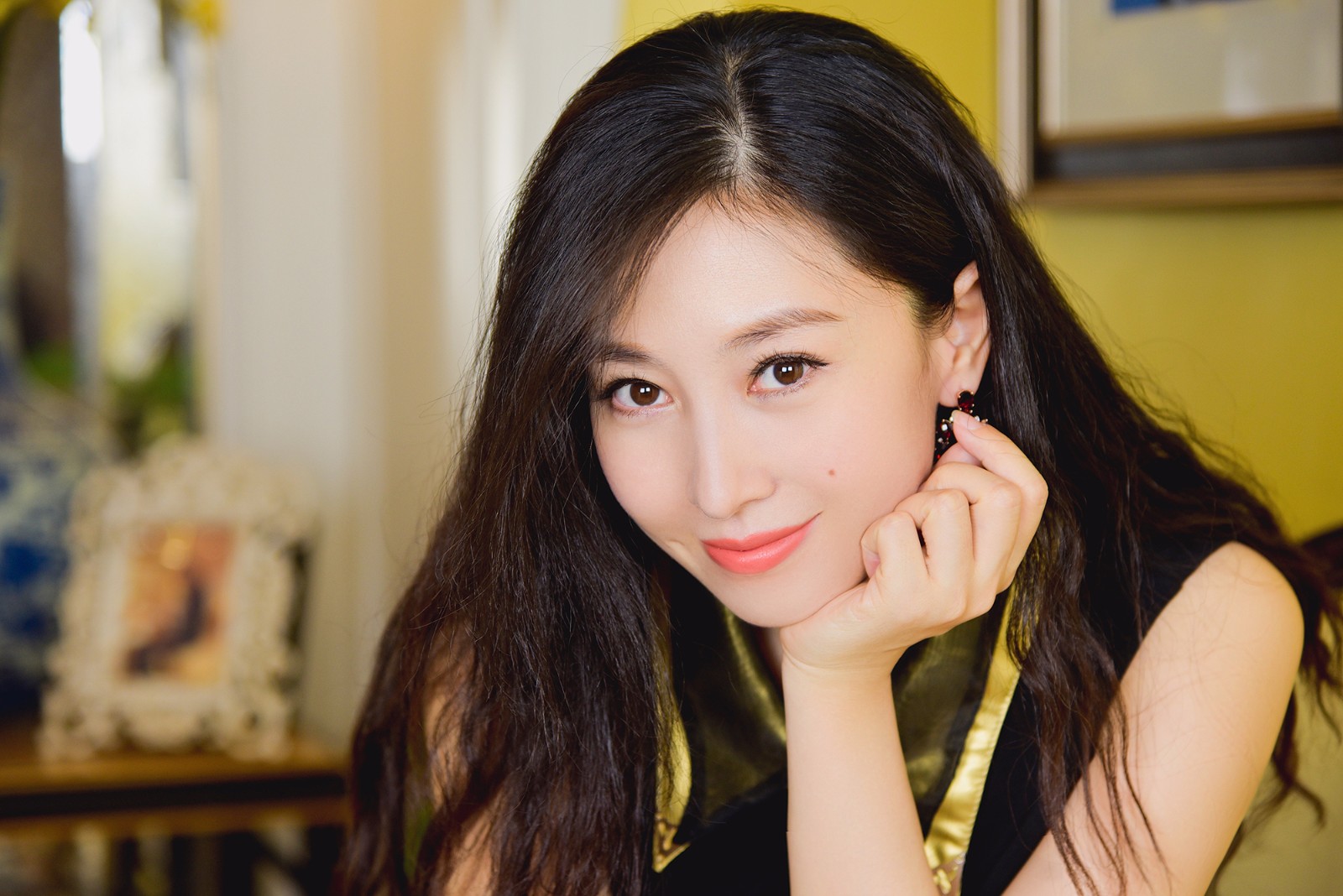 jj贾晓晨写真展梨涡笑 蛮腰长腿似精灵