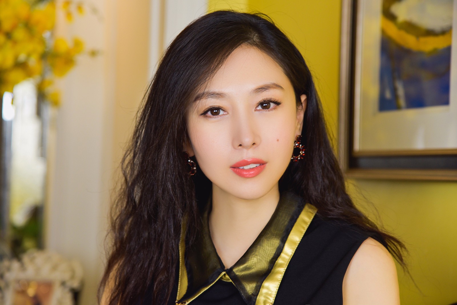 jj贾晓晨写真展梨涡笑 蛮腰长腿似精灵