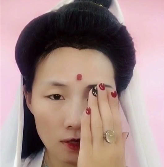 00后小萝莉仿妆西游记观音菩萨重新化上眉毛后真是太像了