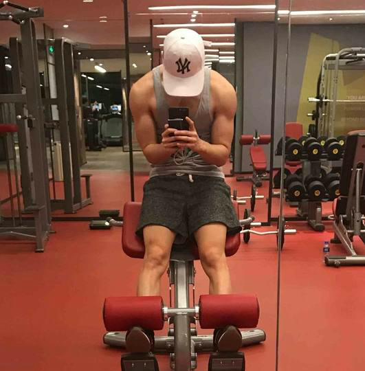 组图,陈学冬晒自拍大秀八块腹肌为何身材这么好