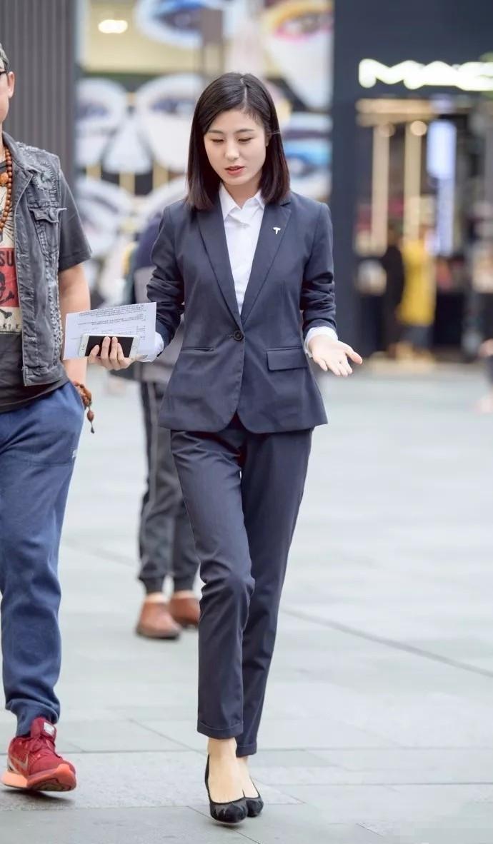街拍穿小西装高跟职业的装清纯美女这搭配真不错