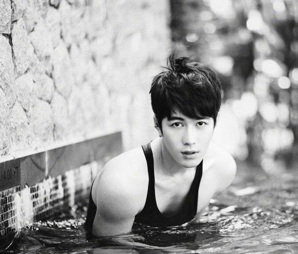 组图,陈学冬晒自拍大秀八块腹肌为何身材这么好