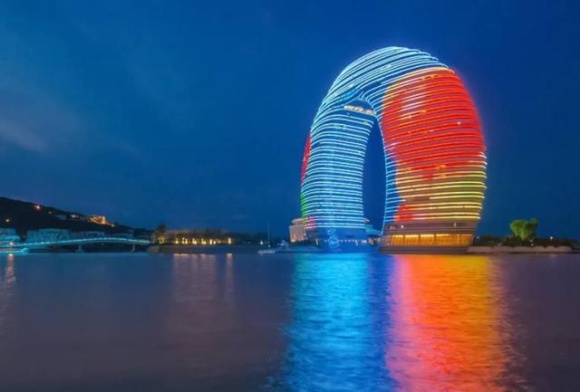 太湖地区唯一因湖而得名的城市和无锡一道成为太湖明珠