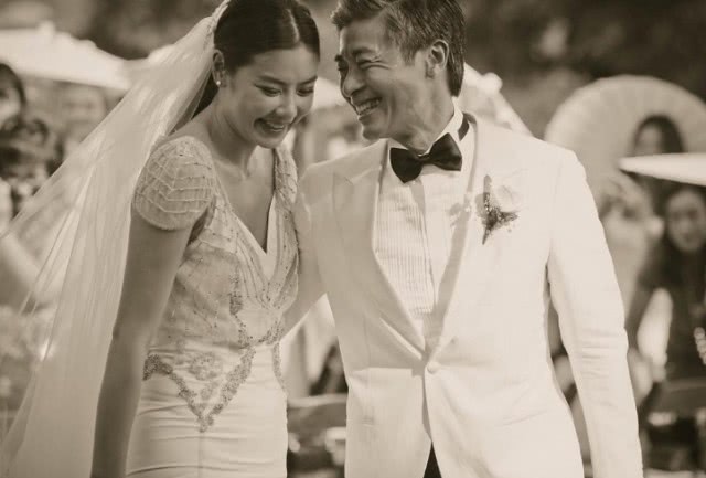 乐基儿怀孕3个月孕肚照首度曝光隆起明显 伸懒