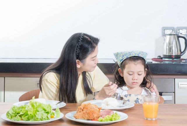 谈条件就拿有些孩子不爱吃饭来说吧,当妈妈给孩子喂饭的时候,孩子不