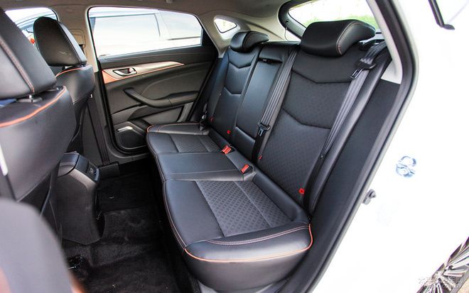 最美自主品牌两厢车来袭试驾长安第二代逸动xt