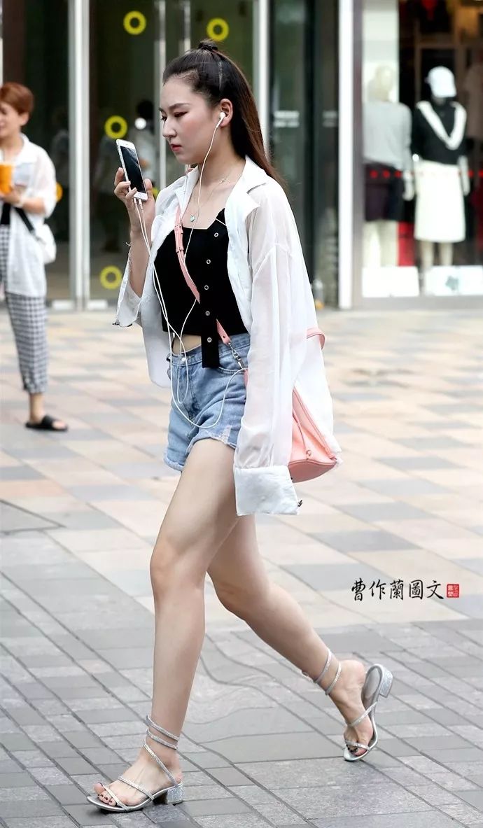 街拍:异彩纷呈的超短短裤美女