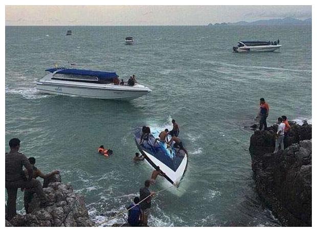 泰国普吉岛都翻船了还有游客往上扑原因有点可悲