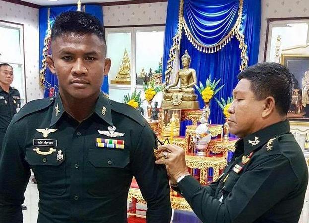 泰国拳王播求被泰国陆军授少尉军衔, 拳迷: 把一龙打退役!