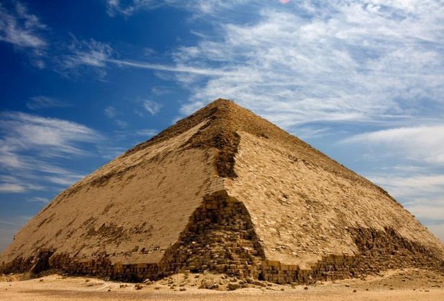 弯曲金字塔,埃及代赫舒尔该金字塔建于法老萨弗罗统治时期(公元前2613