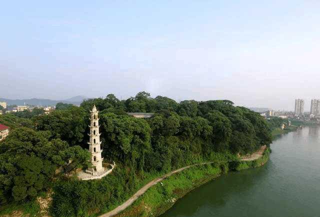 在桃花江边还有一座建成200多年的跃龙塔,有很高的历史价值,值得好好