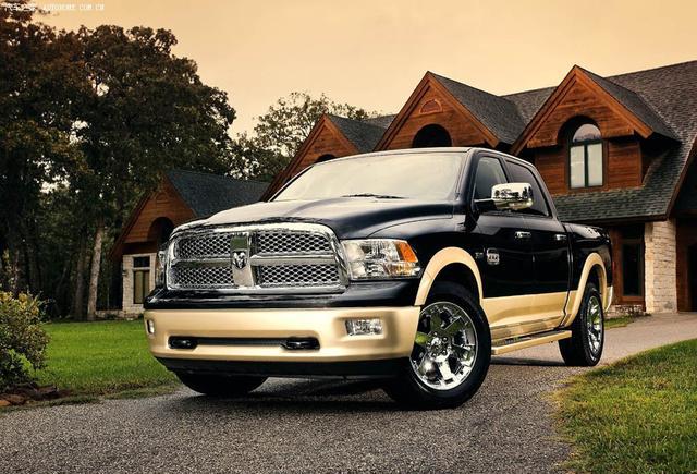 牛头酋长是一个天生大肉英雄,并且可以同时出任打野,上单和辅助位.