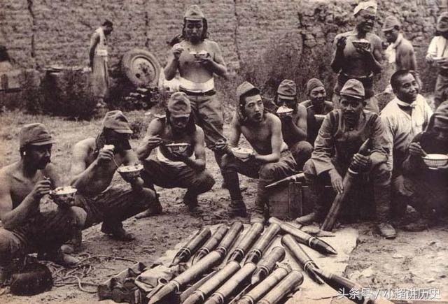 日本军队正在吃饭.