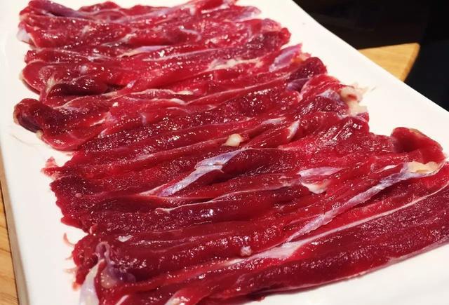 现切的牛肉够新鲜!这火锅到底怎么吃?锅底竟然像一道菜!