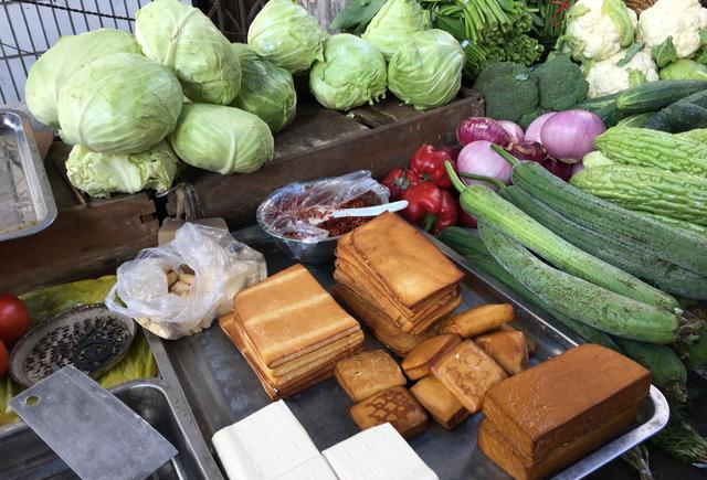 贵阳:我们小区内菜市场里一个蔬菜摊位的一对老夫妻