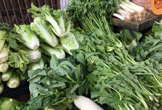 贵阳:我们小区内菜市场里一个蔬菜摊位的一对老夫妻