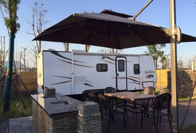 每个房车都配有一座别致精美的花园小院,可容纳20到30人聚会休闲,可以