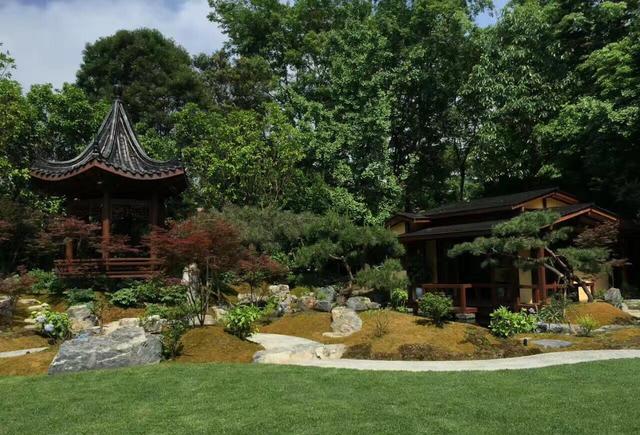 进入官网可与我们联系,定制高端私家别墅庭院景观设计与施工,也可留言