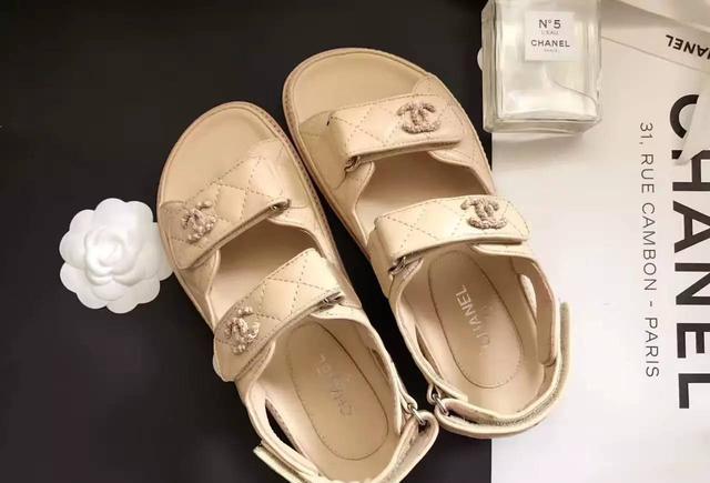 chanel一双塑料凉鞋卖一万多被吐糟, 欲哭无泪下再出新品