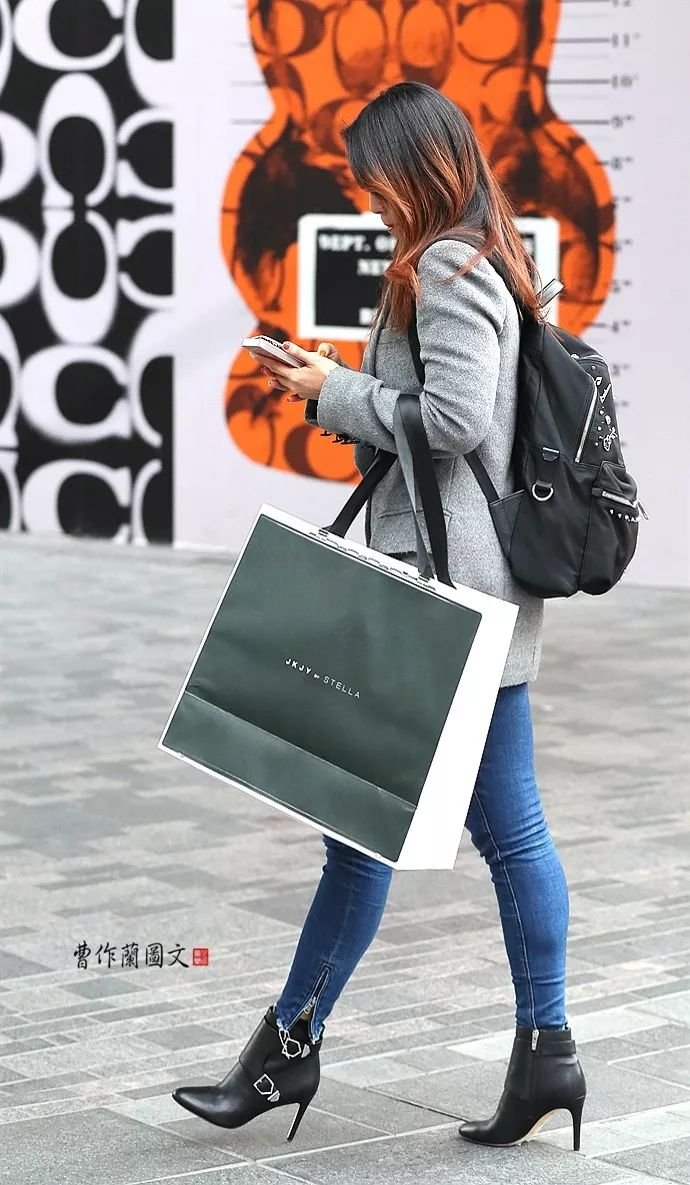 街拍:用尖头细高跟PK高筒靴的美女