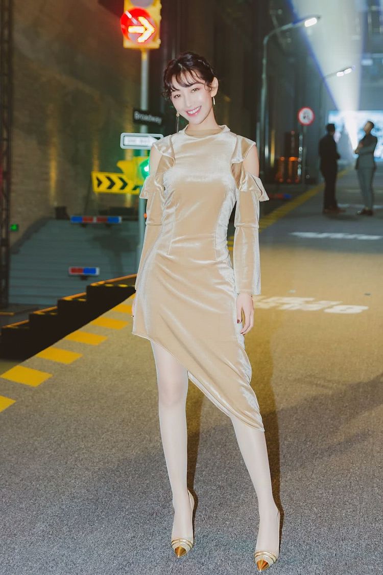 温雅出席活动!身穿蕾丝开叉裤,网友:这身材比例真好!