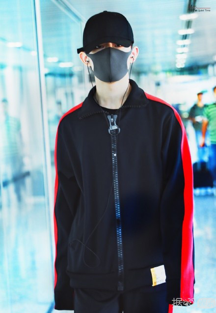 易烊千玺大学想谈恋爱?粉丝看到他的漂亮女同