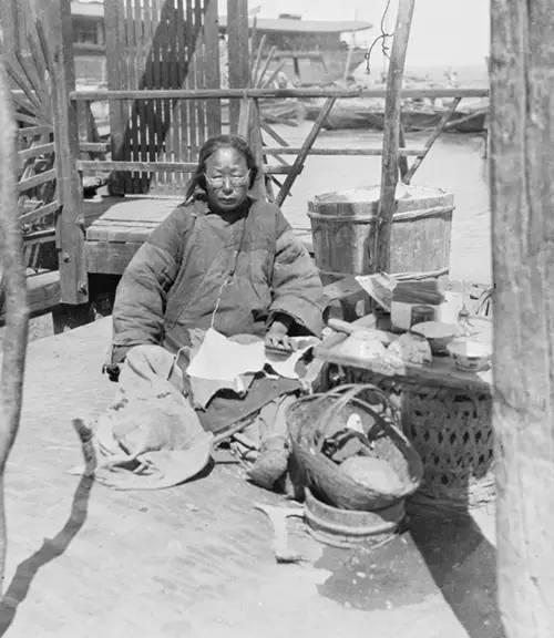 热河地区的老太太.四川,一个女乞丐.