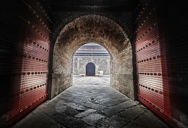 你知道为什么古代的城门要往里开吗