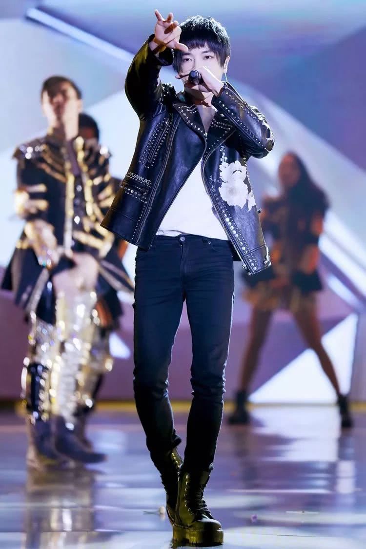 见识一下传说中华晨宇两米八的大长腿 最后一张简直逆天了