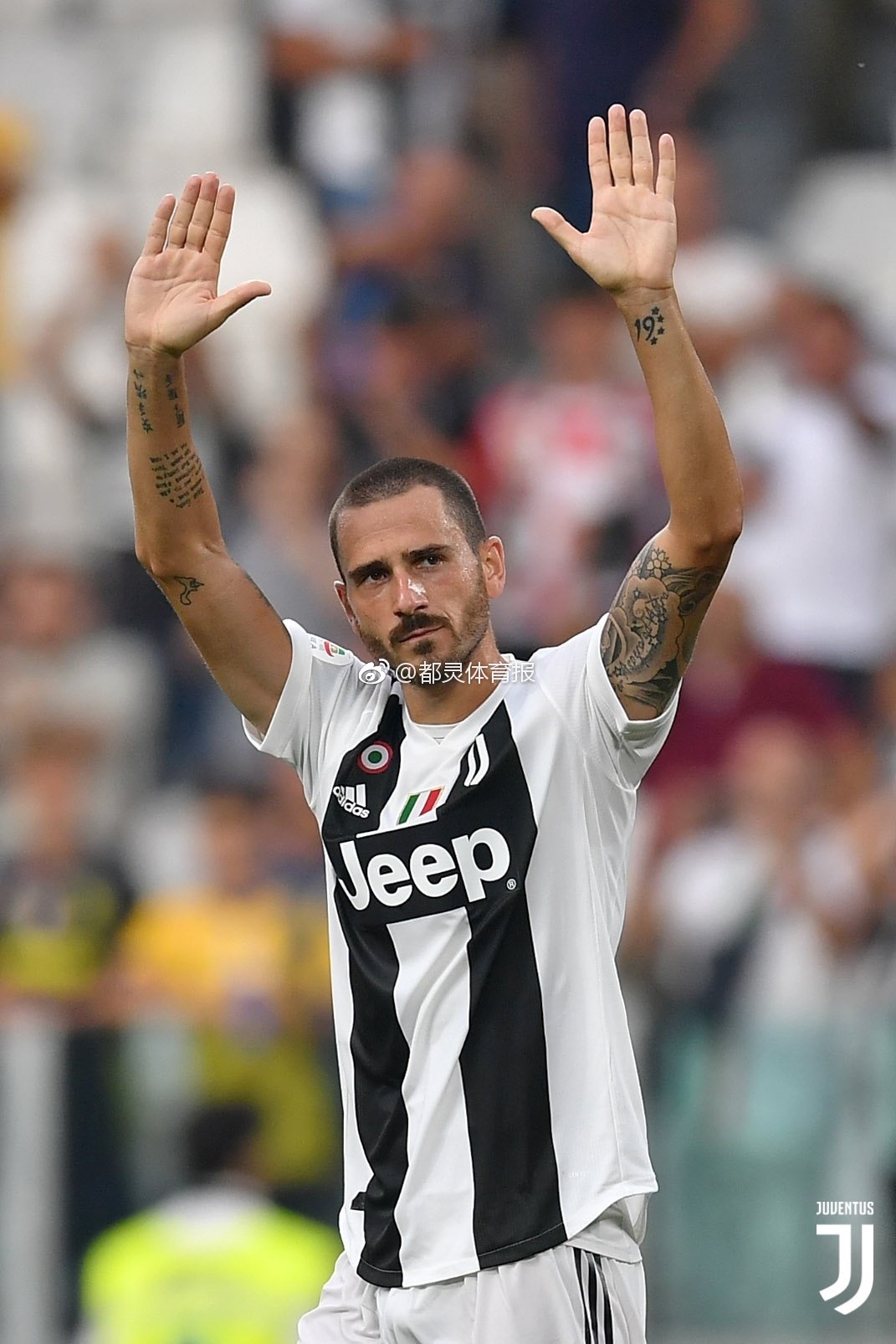 博努奇赛后向球迷们致敬.