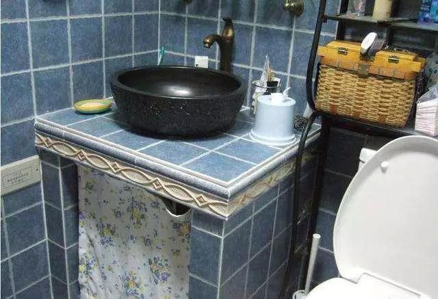 不服老的泥瓦匠老爸坚持亲自砌洗手台成本不到100块