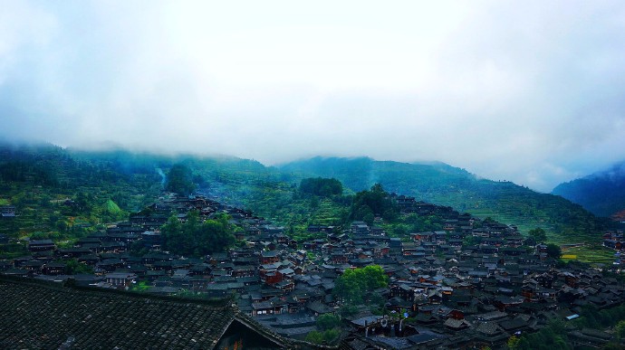 丹碧千家村,朝来多爽气