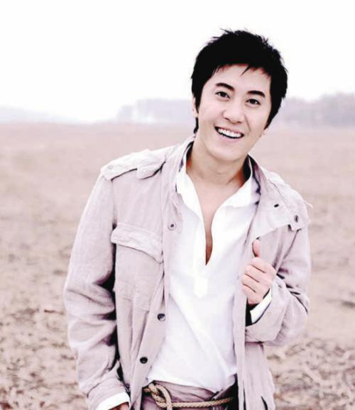 48岁毛宁与妻子生活近照,老婆貌美如花