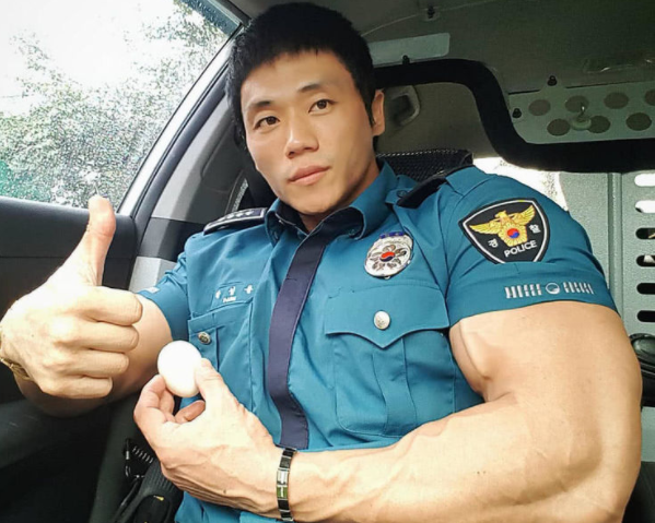 韩国最强壮警察,一身发达的肌肉,对罪犯有着威慑作用!
