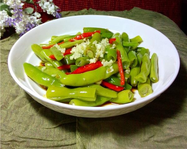 蒜泥四季豆食材:姜,蒜,甜椒,青椒,四季豆做法步骤:1.