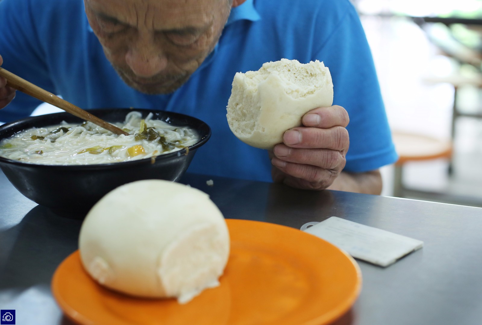 6旬老人天天高校食堂捡剩菜,月薪1900元竟能存1500